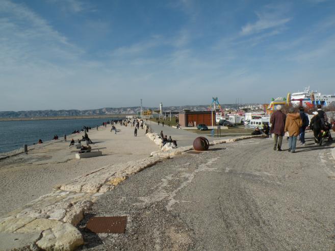  promeneurs à l'entrée du port